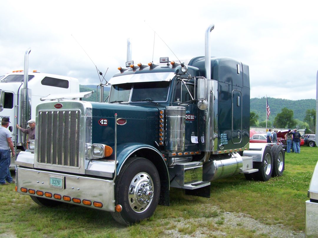 GT 42 Green 2001 Peterbilt 379 - Gooch Trucking